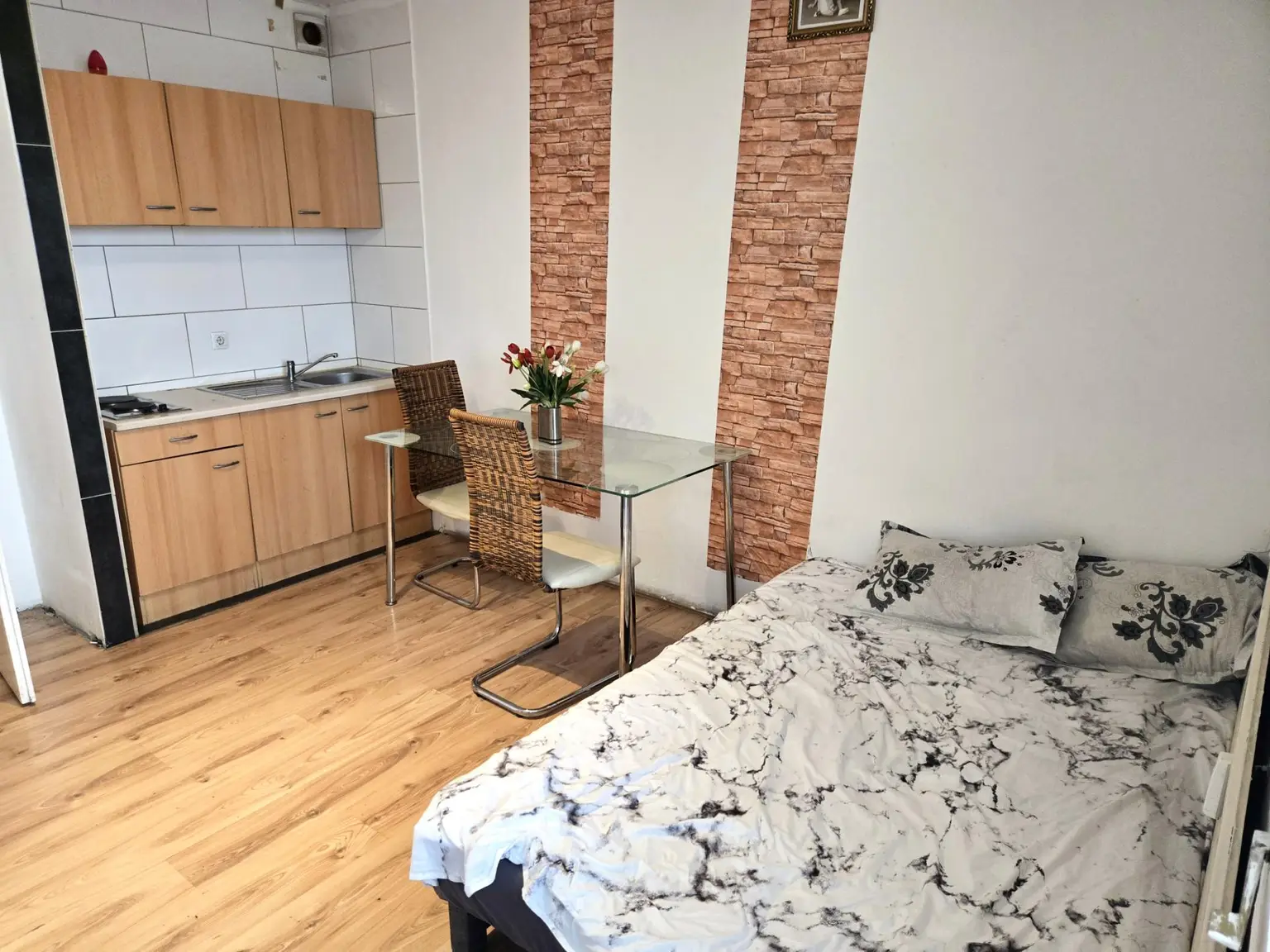 Hauptzimmer mit Bett