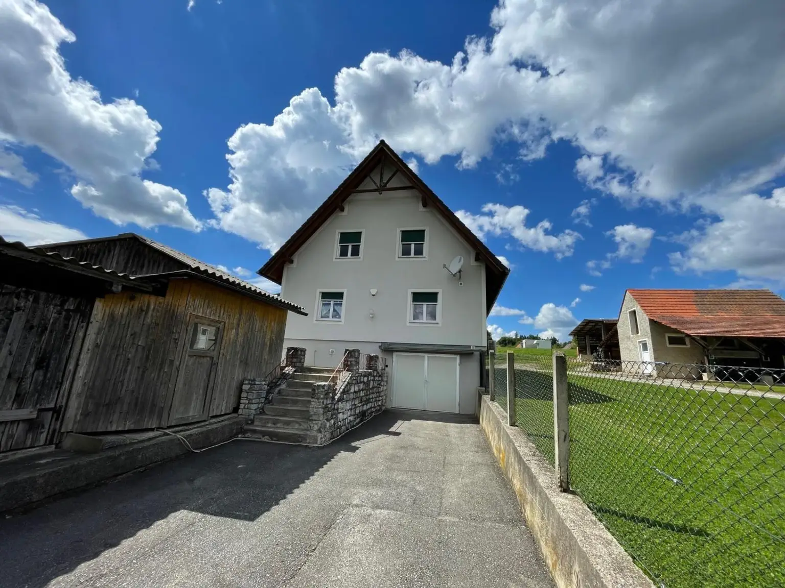 Hausansicht Süd - Einfahrt