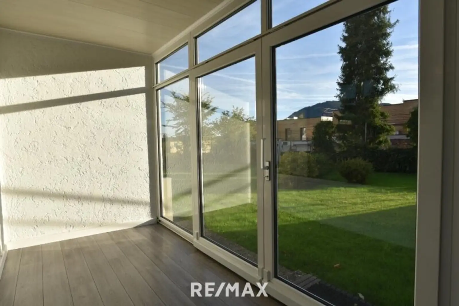 verglaste Loggia mit Ausgang in den Garten