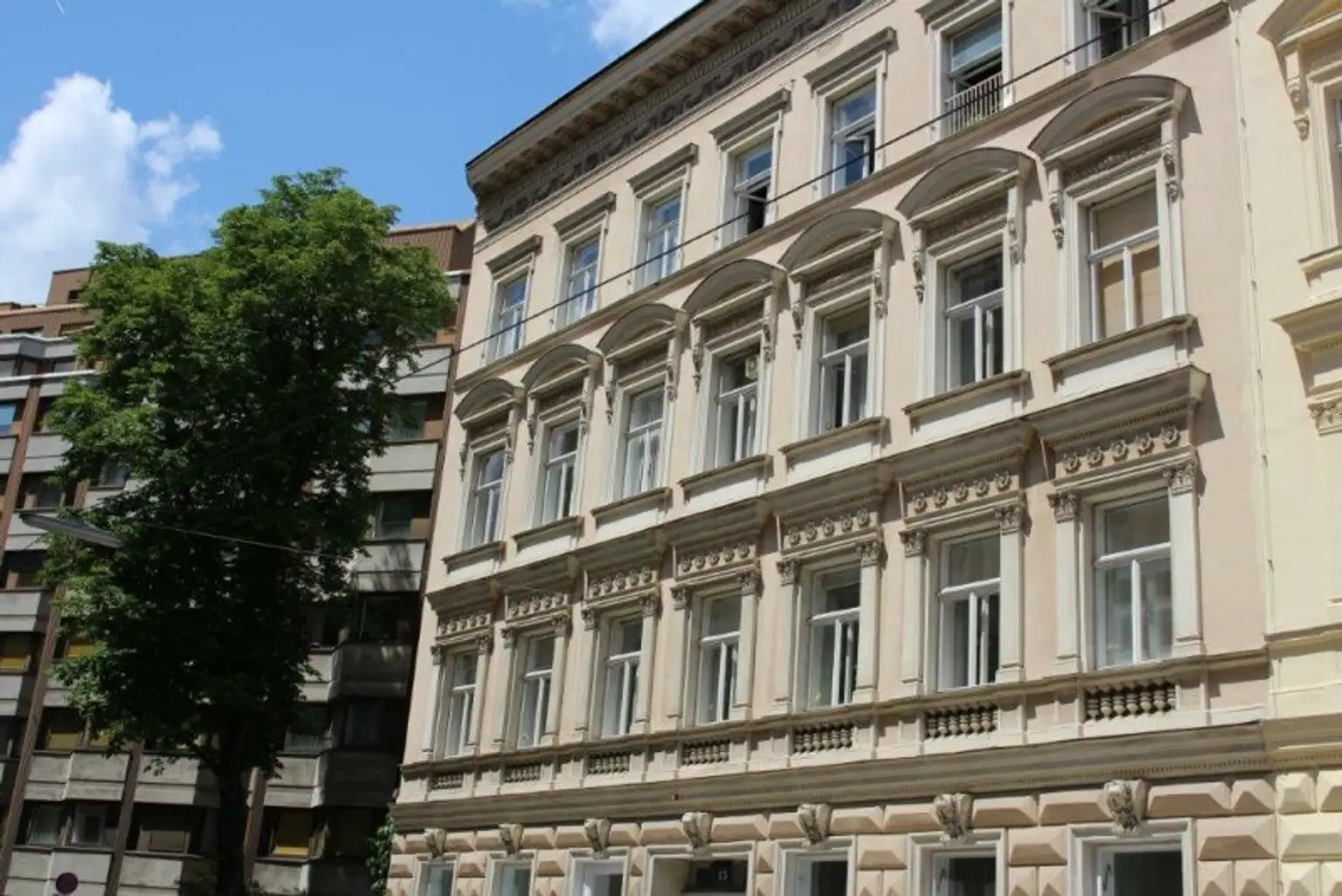 SEEGASSE, ERSTBEZUG, unbefristete 73 m2 Altbau, Wohnküche, 2 Zimmer, Duschbad, Parketten, Hofruhelage, U4-Nähe