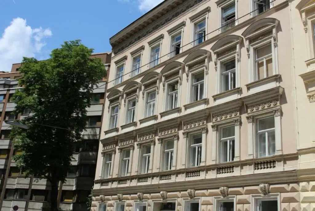 SEEGASSE, ERSTBEZUG, unbefristete 73 m2 Altbau, Wohnküche, 2 Zimmer, Duschbad, Parketten, Hofruhelage, U4-Nähe