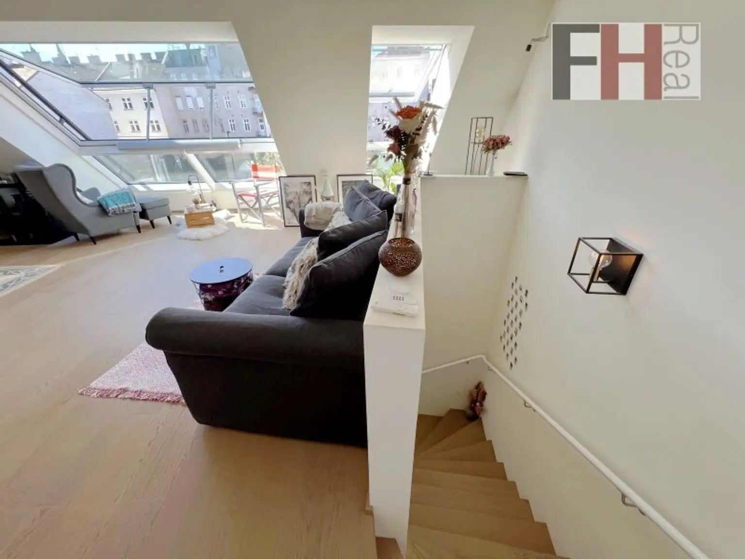Neuwertige Dachgeschossmaisonette in Mariahilfer TOP-Lage, 2,5 Zimmer, 2 Terrassen Richtung Nord/West in ruhigen Innenhof!