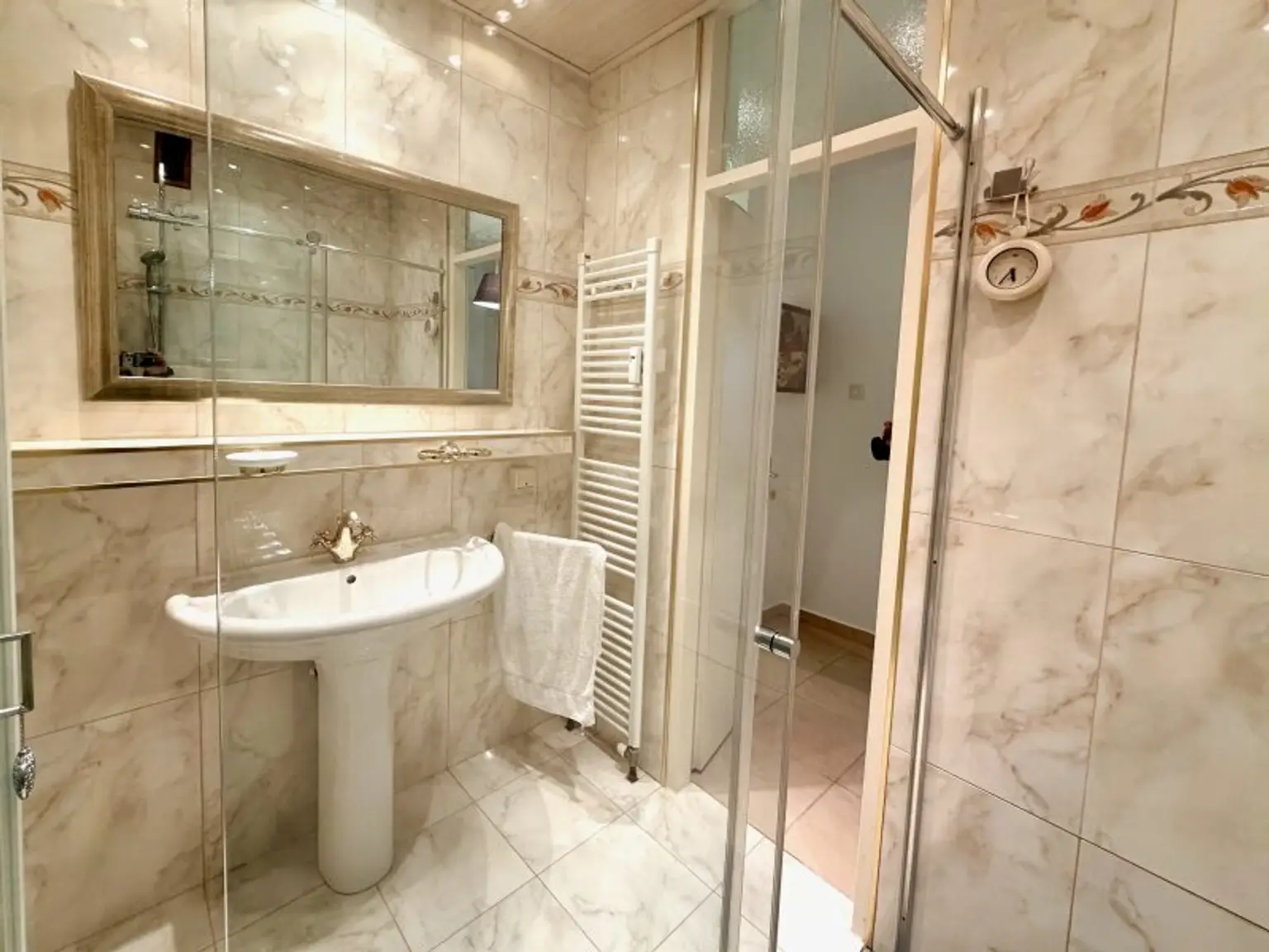 Grünruhelage! Geräumige 4 oder 5 Zimmer-Wohnung mit Loggia & Indoor-Pool