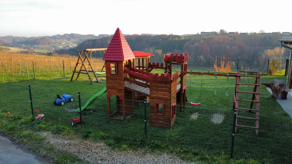 Großes Haus für Visionäre in Aussichtslage (Buschenschank, Weingärten)