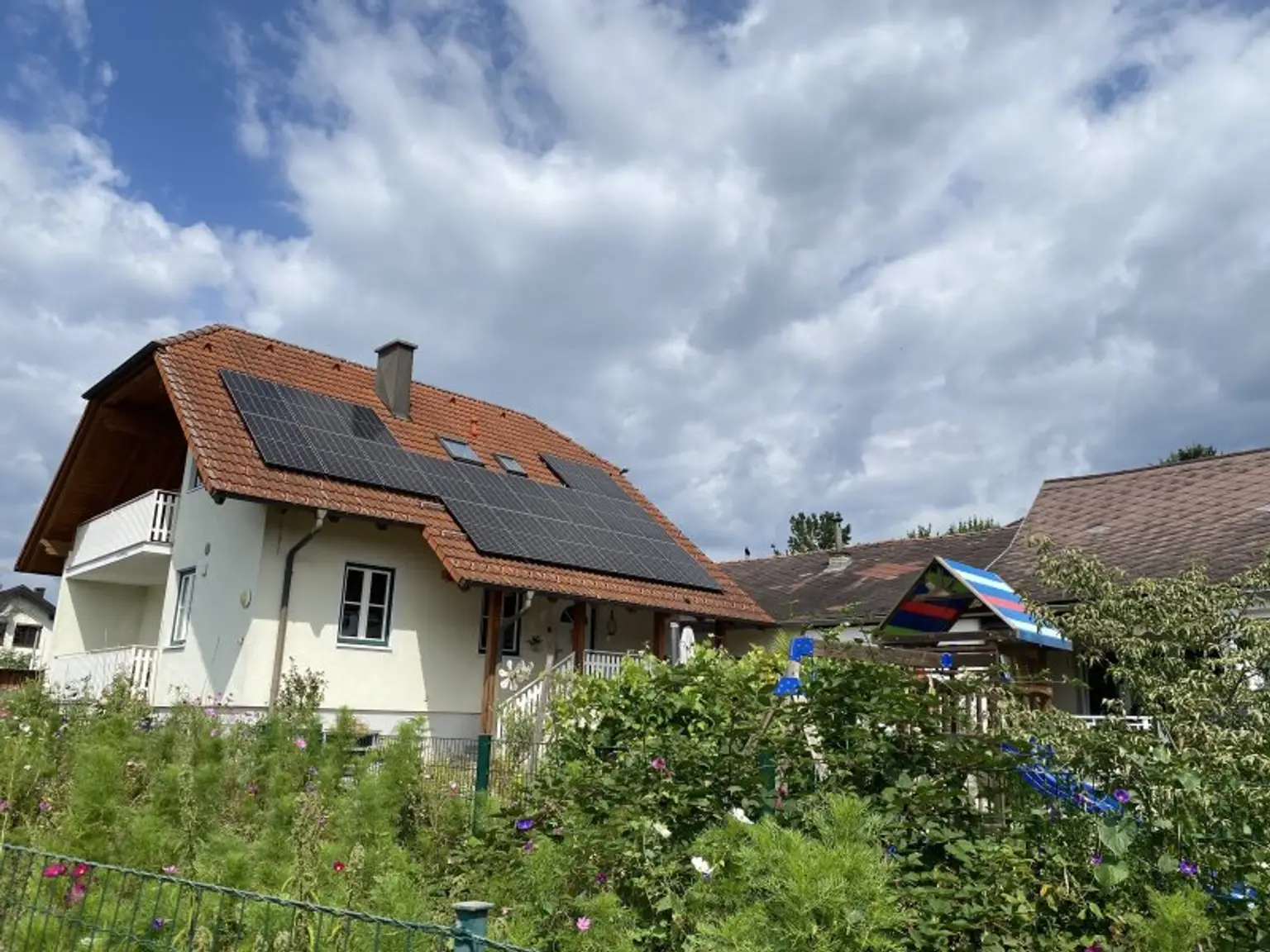 2 Häuser mit Nebengebäuden und Garten