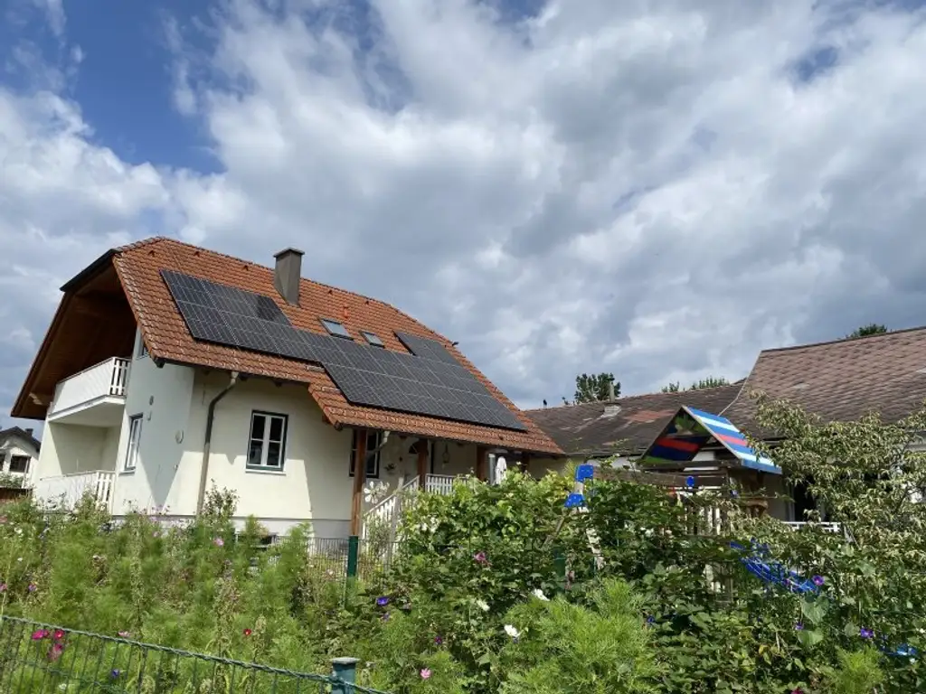 2 Häuser mit Nebengebäuden und Garten