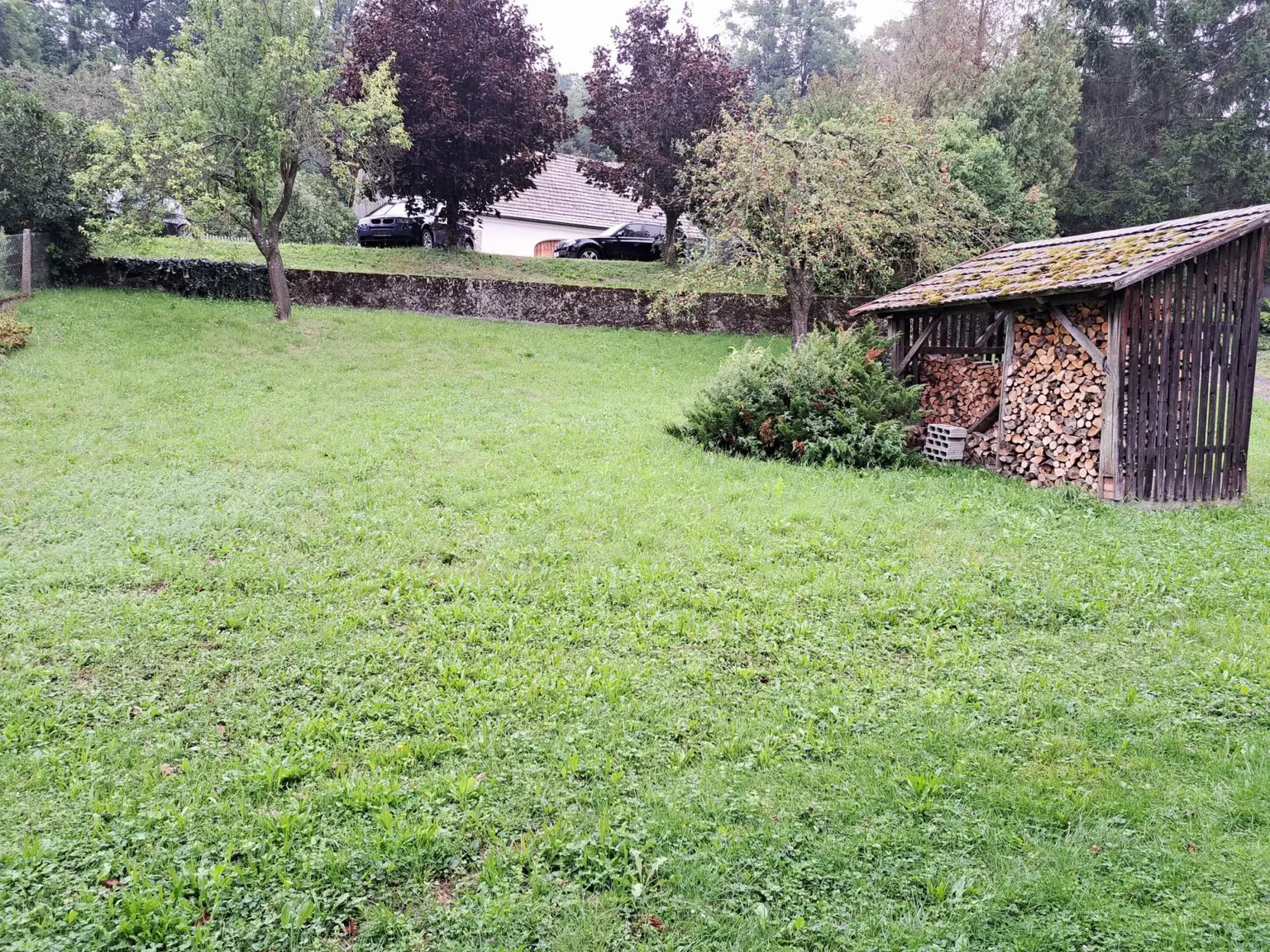 GROSSES GRUNDSTÜCK MIT SCHUPPEN