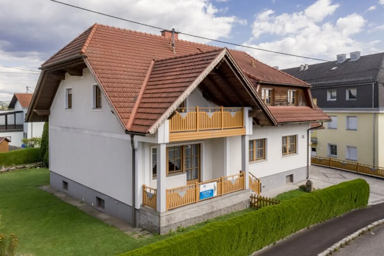 Viel Platz zum Wohnen und Arbeiten – sehr gepflegtes Zweifamilienhaus in Toplage von Pregarten