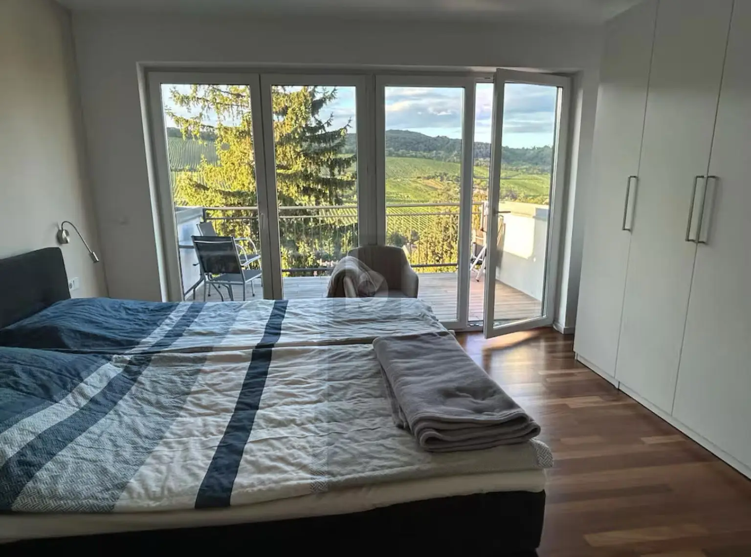 WOHNHIT MIT BLICK AUF DIE WEINBERGE