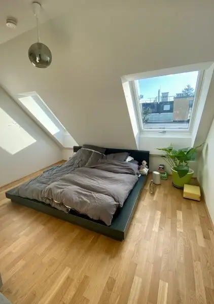 VOLL MÖBLIERTES traumhaft ruhiges Dachgeschoss-Appartement mit Terrasse und perfektem Öffi-Anschluß