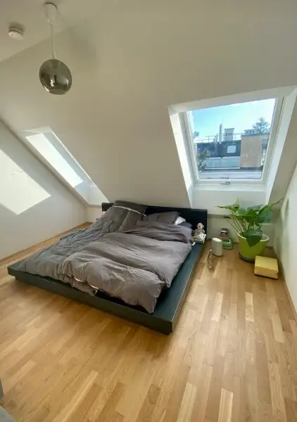 VOLL MÖBLIERTES traumhaft ruhiges Dachgeschoss-Appartement mit Terrasse und perfektem Öffi-Anschluß