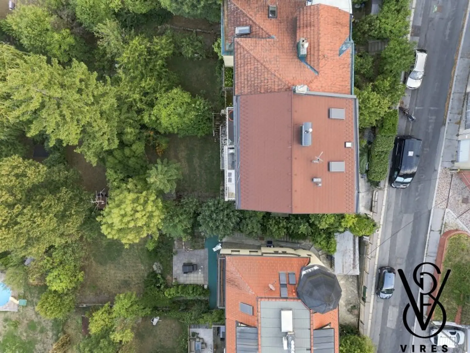 Draufsicht auf Haus und Garten