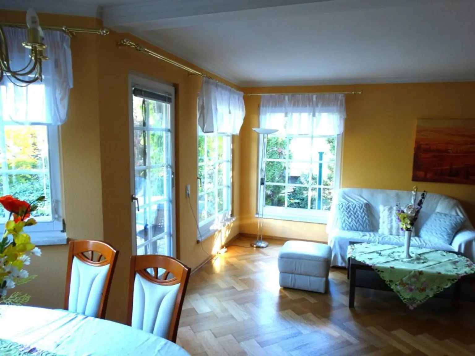 BUNGALOW INMITTEN DER VEGETATION IN RUHELAGE