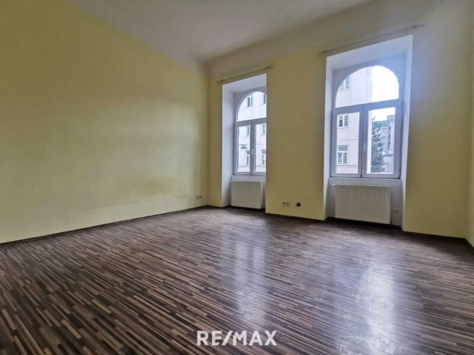 1 Zimmer Wohnungen, 2 Stück im gleichen Haus, zum sanieren. Im 1. Stock mit Aufzug.