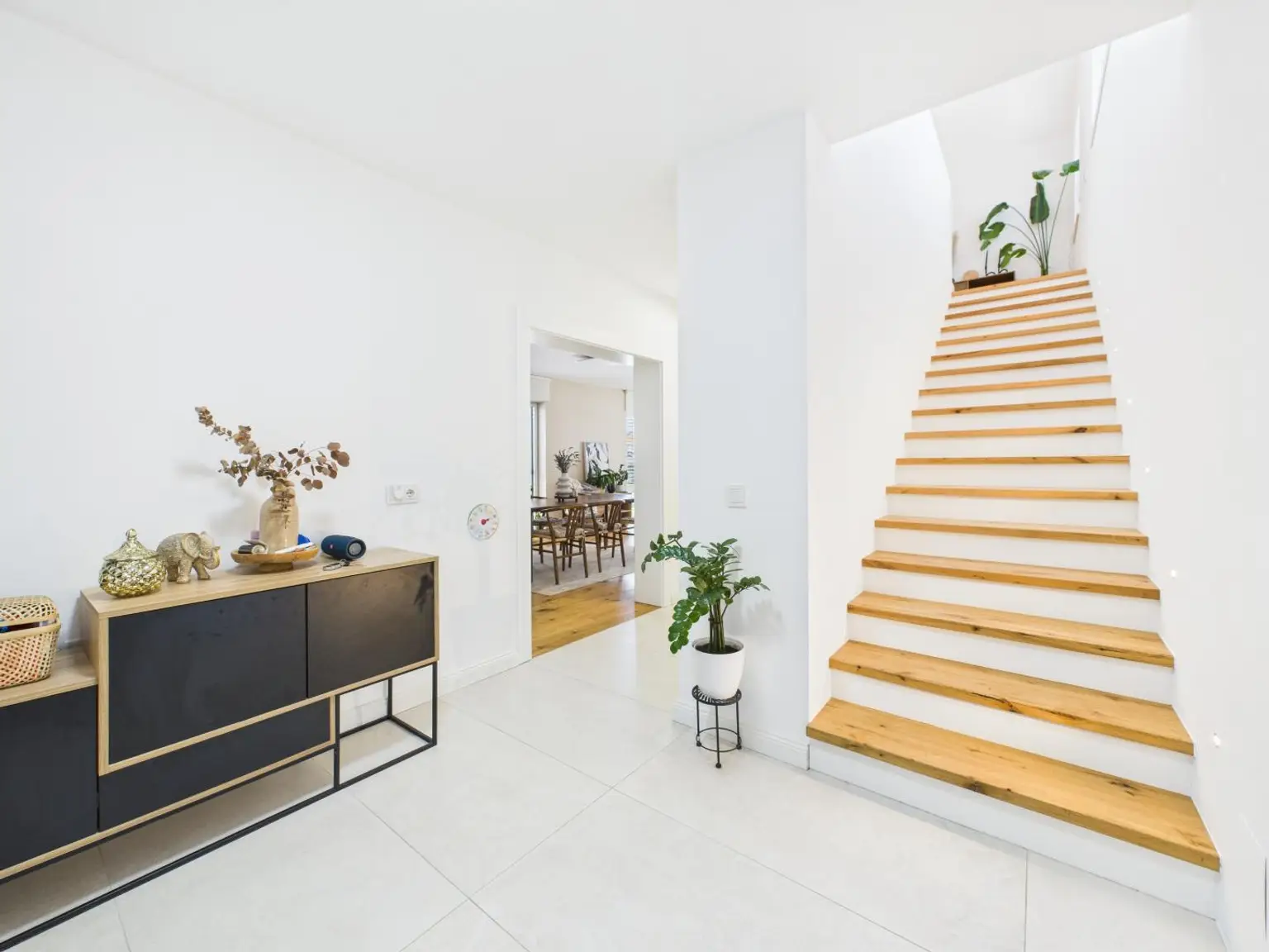 Exklusives Neubauhaus in Marchtrenk – stilvolles Wohnen mit modernster Technik & traumhaftem Garten samt Wellnessbereich