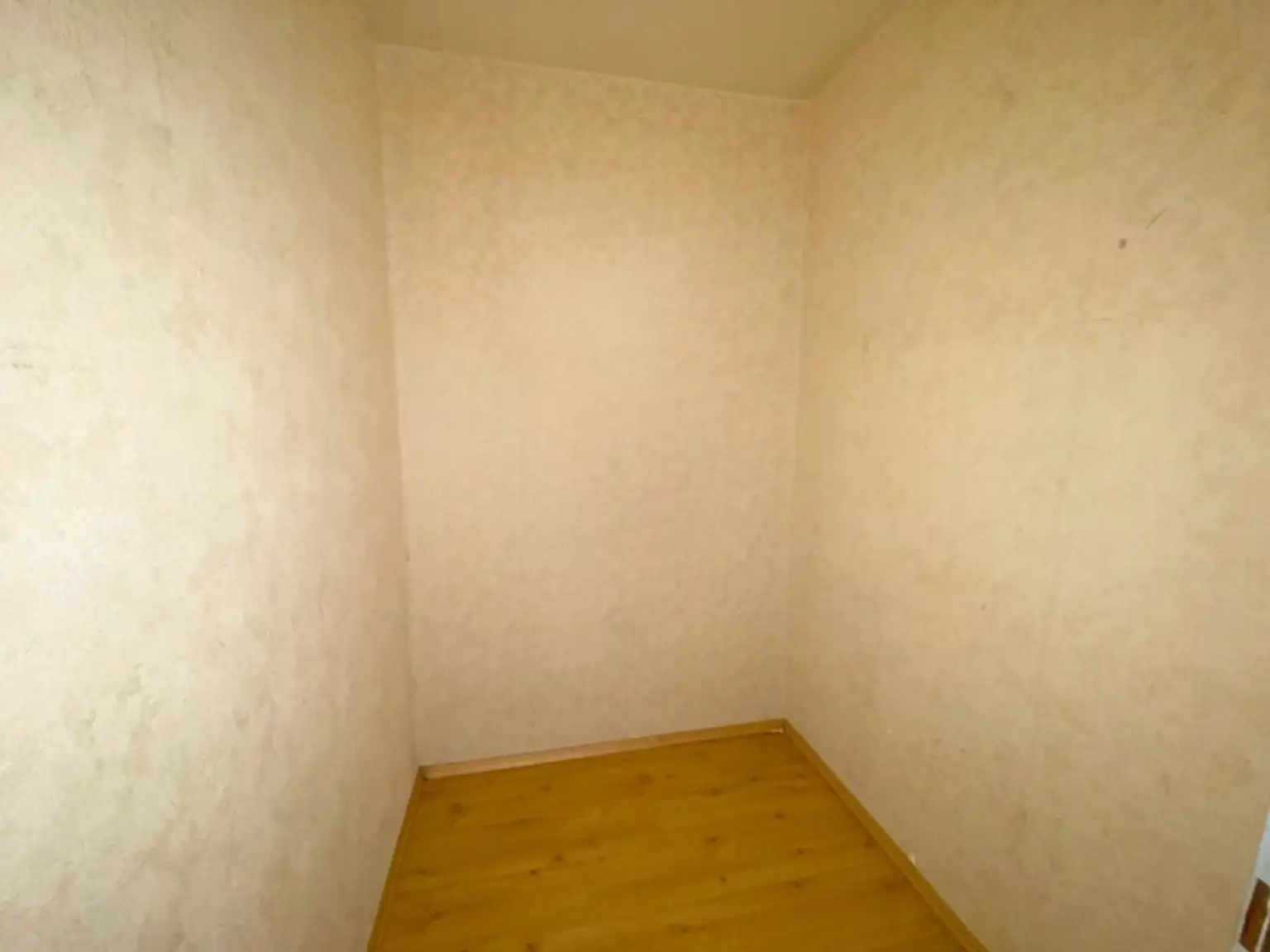 4 ZIMMER-Wohnung zu SANIEREN mit HOFSEITIGER LOGGIA