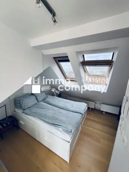 Luxuriöse zweistöckige Wohnung mit atemberaubendem Stadtblick + Balkon und geräumiger Terrasse! 15. Bezirk! U3