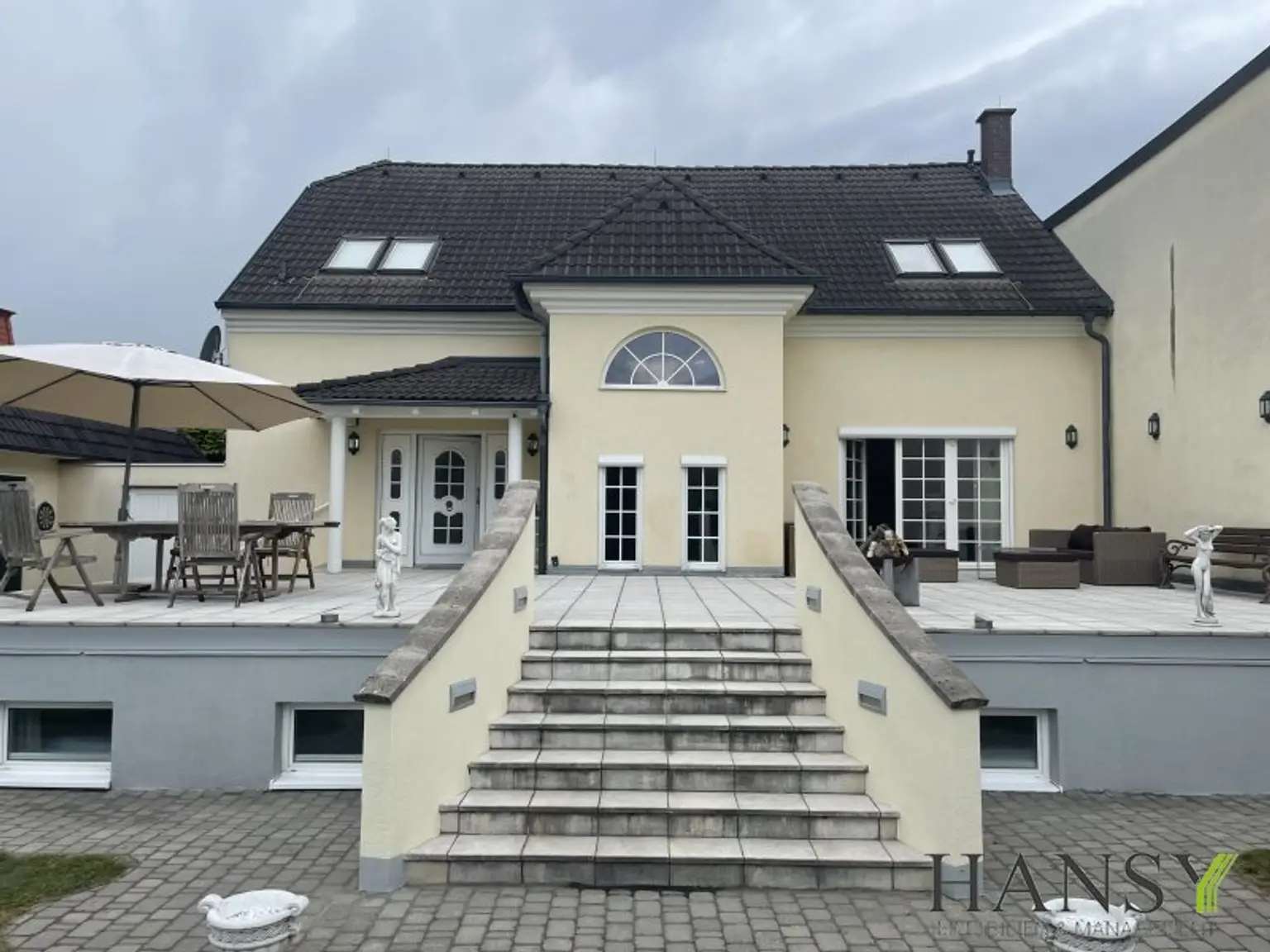 Traum Stilvilla in Tribuswinkel: Modernisiert mit Garten, Garage & 5 Zimmern!