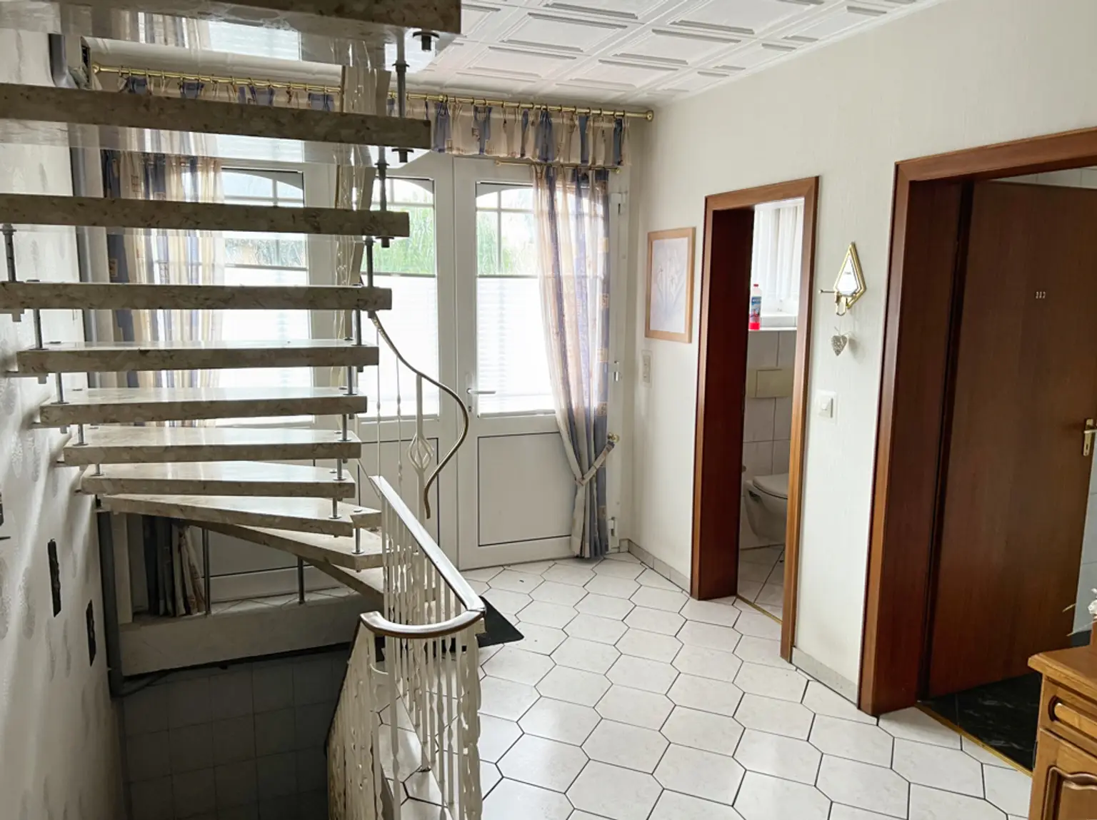 Alle unter einem Dach! Einfamilienhaus mit Einliegerwohnung & viel Platz!