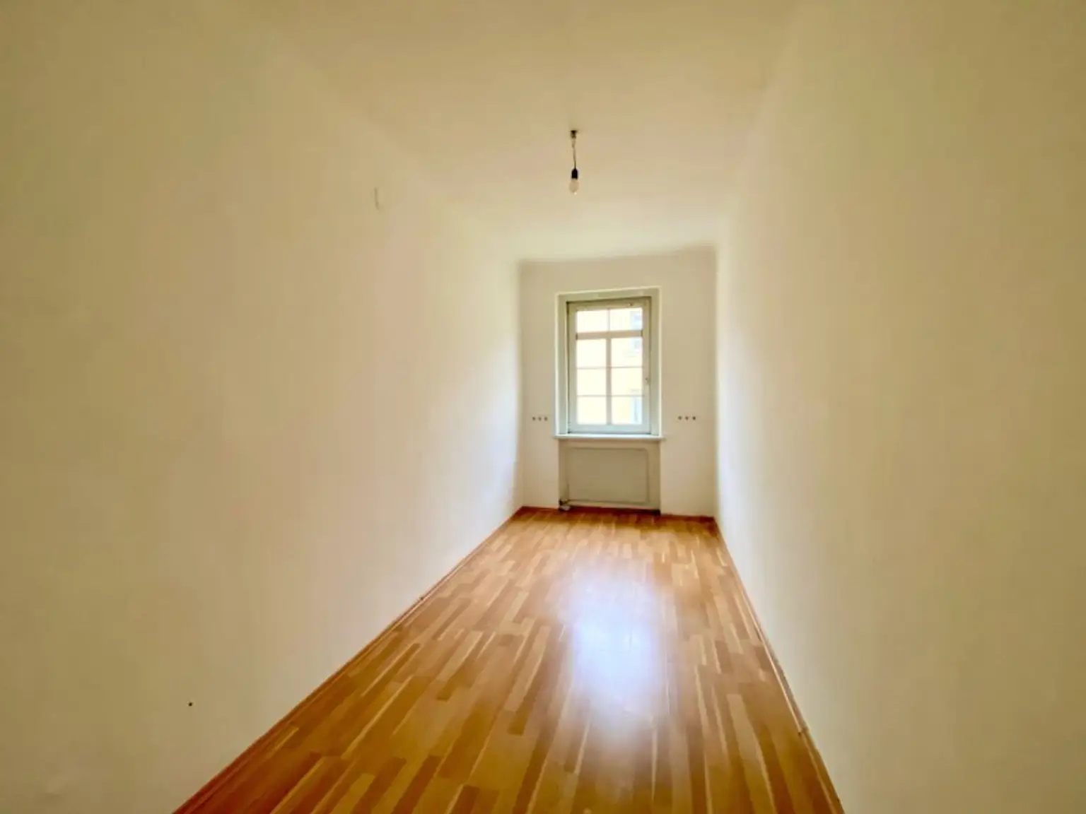 3 Zimmer-Wohnung ZUM SANIEREN, HELL und RUHIG!