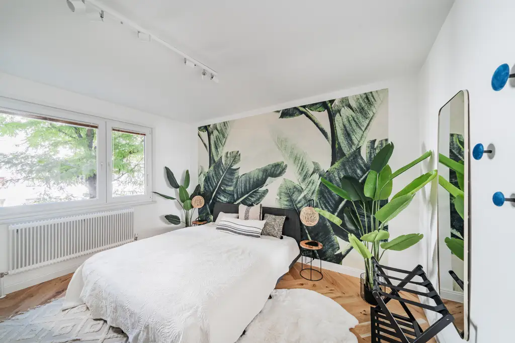 Hofseitige, renovierte 3,5-Zimmer-Wohnung: 3 Zimmer getrennt begehbar plus Küche! 1. Liftstock ohne Balkon