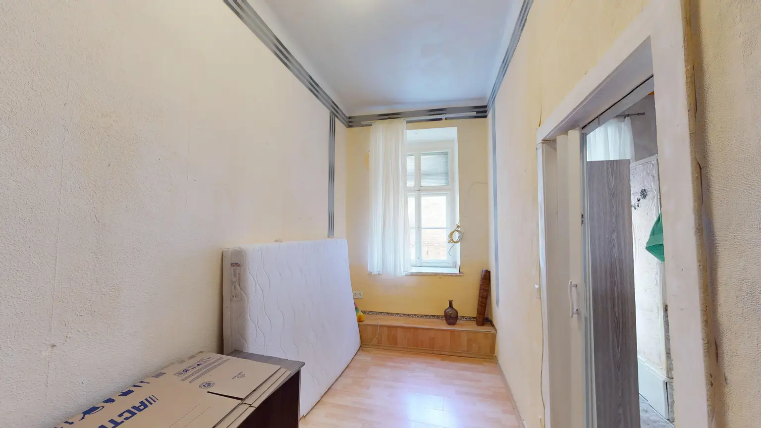 Sanierungsbedürftige Altbauwohnung I Kolonitzplatz