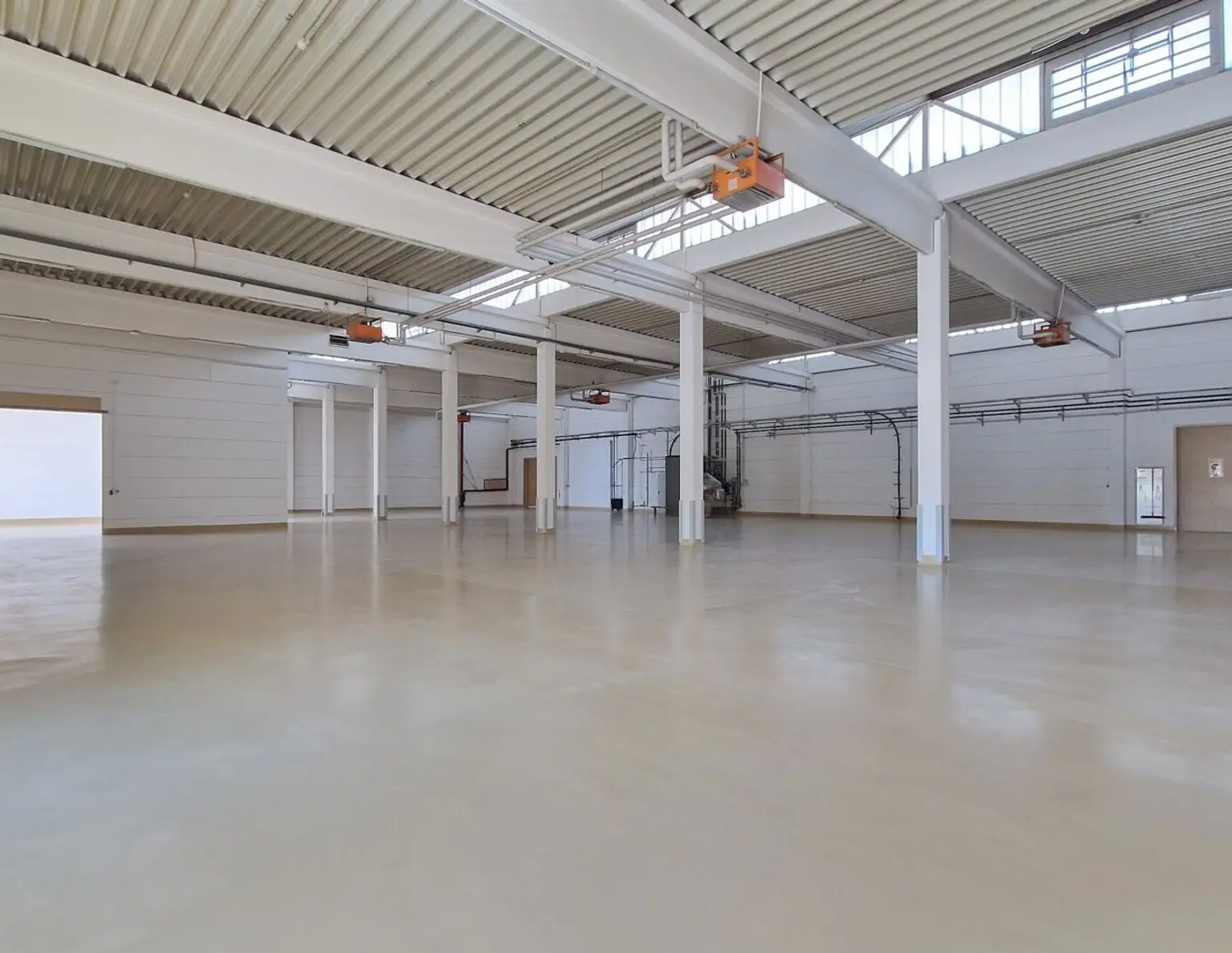 Logistik- und Produktionsstandort mit Weitblick - Hallen, Büros, Werbefläche & Top-Anbindung