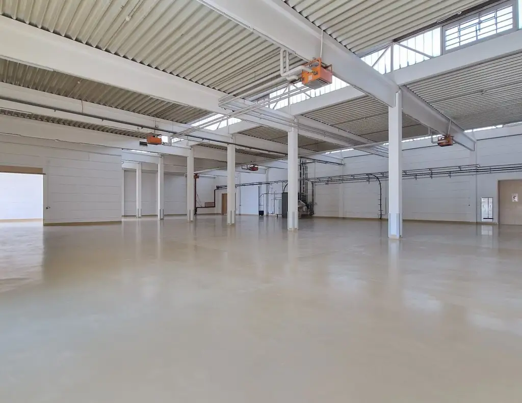 Logistik- und Produktionsstandort mit Weitblick - Hallen, Büros, Werbefläche & Top-Anbindung