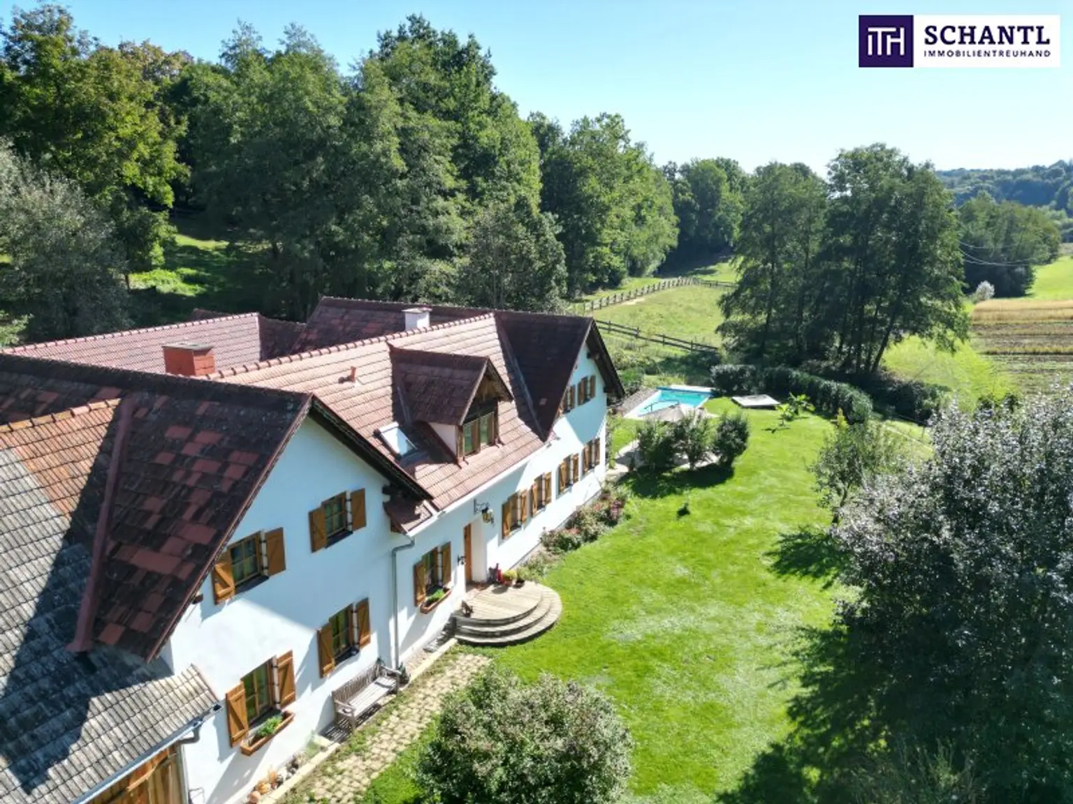 SENSATIONELLES JUWEL! Exklusiver Vierkanthof im Thermenland Steiermark – Wohnen, Reiten & Leben mit Pool und Natur!