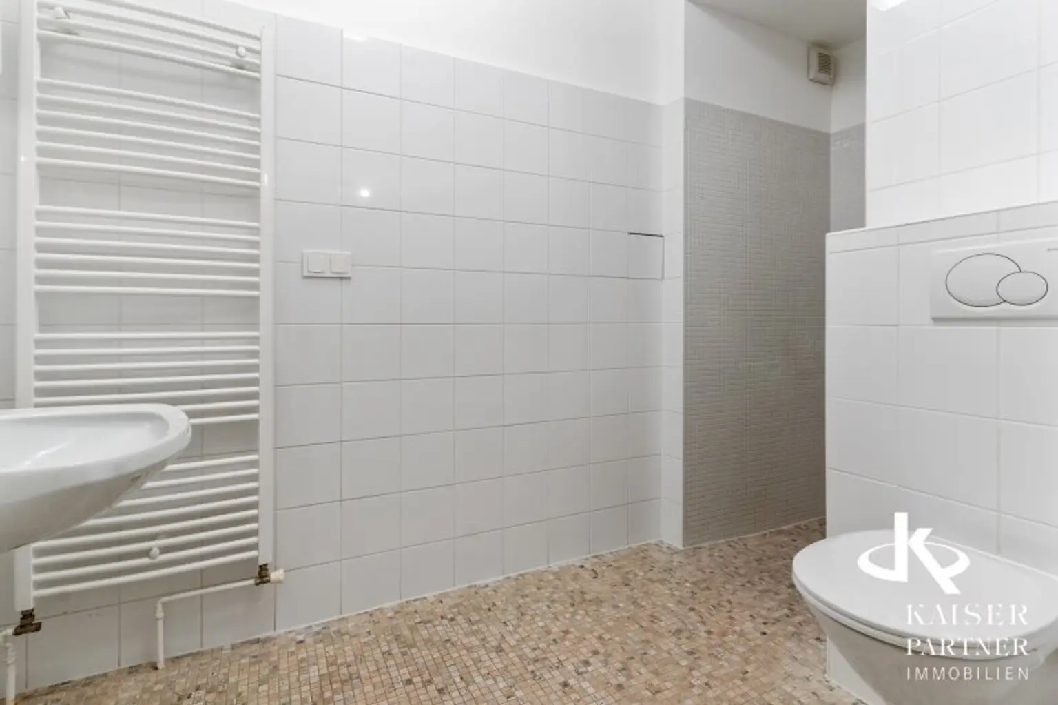 Neurenovierte 6-Zimmer-Wohnung mit  Terrasse in den Garten, Balkonen und Grünblick!