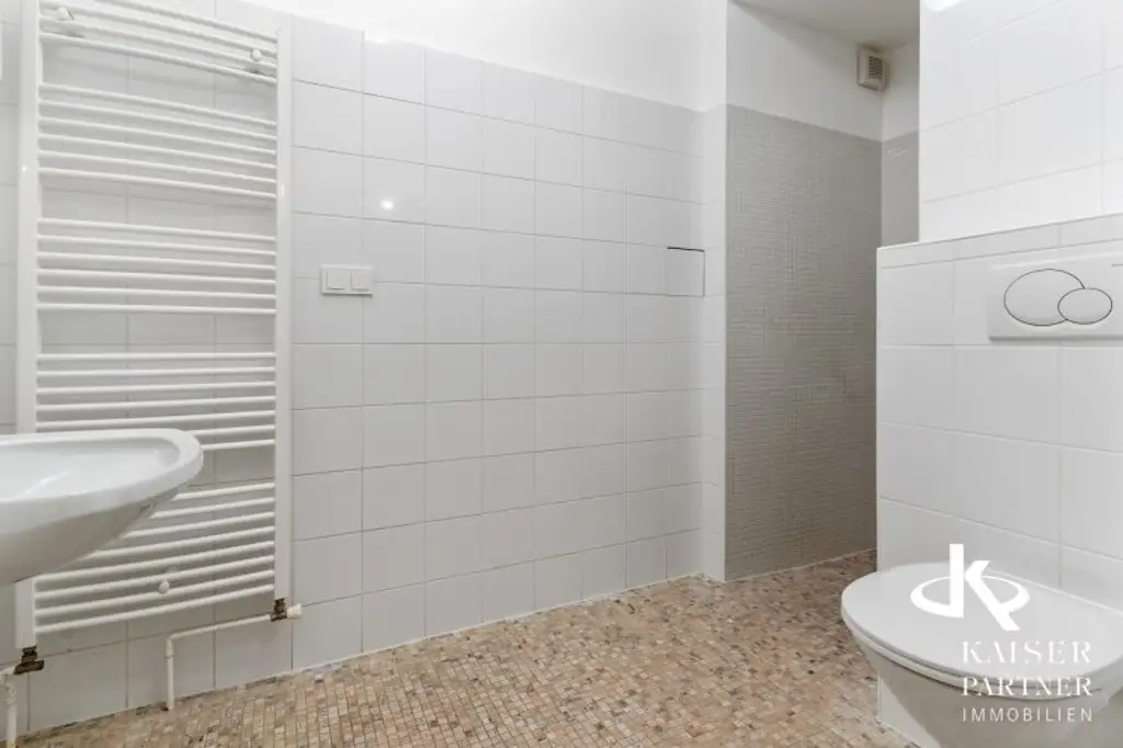 Neurenovierte 6-Zimmer-Wohnung mit  Terrasse in den Garten, Balkonen und Grünblick!