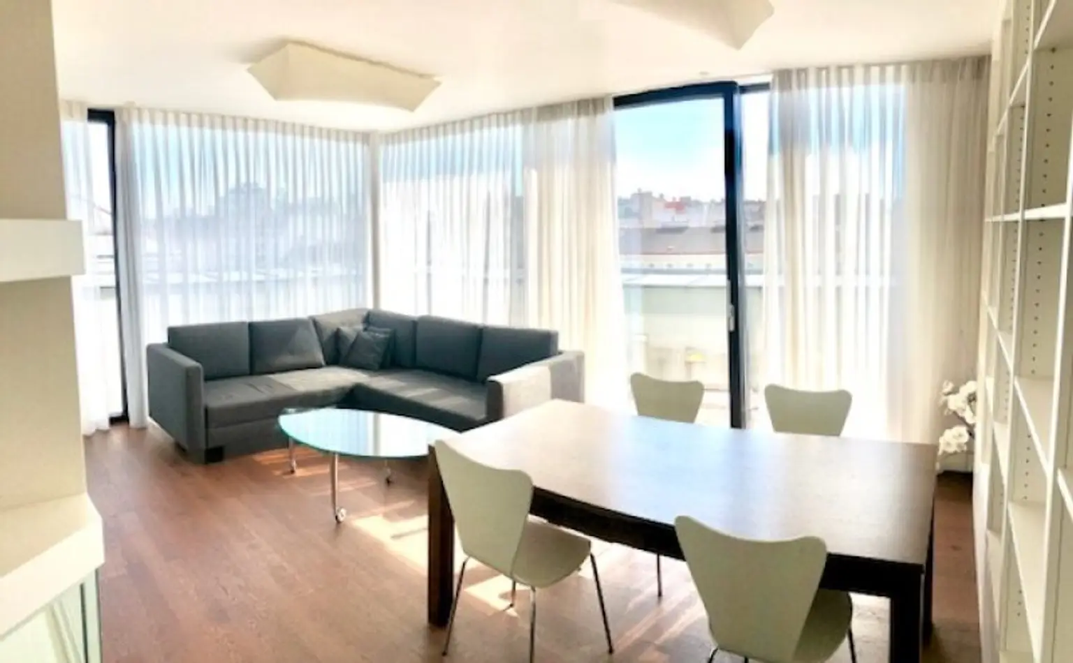 MIETWOHNUNG-INNENSTÄDTISCHE & EXQUISITE - PENTHOUSE- WOHNUNG-OHNE DACHSCHRÄGEN! mit 2,5-Zimmern in Top Lage - NASCHMARKT - 1060 WIEN!