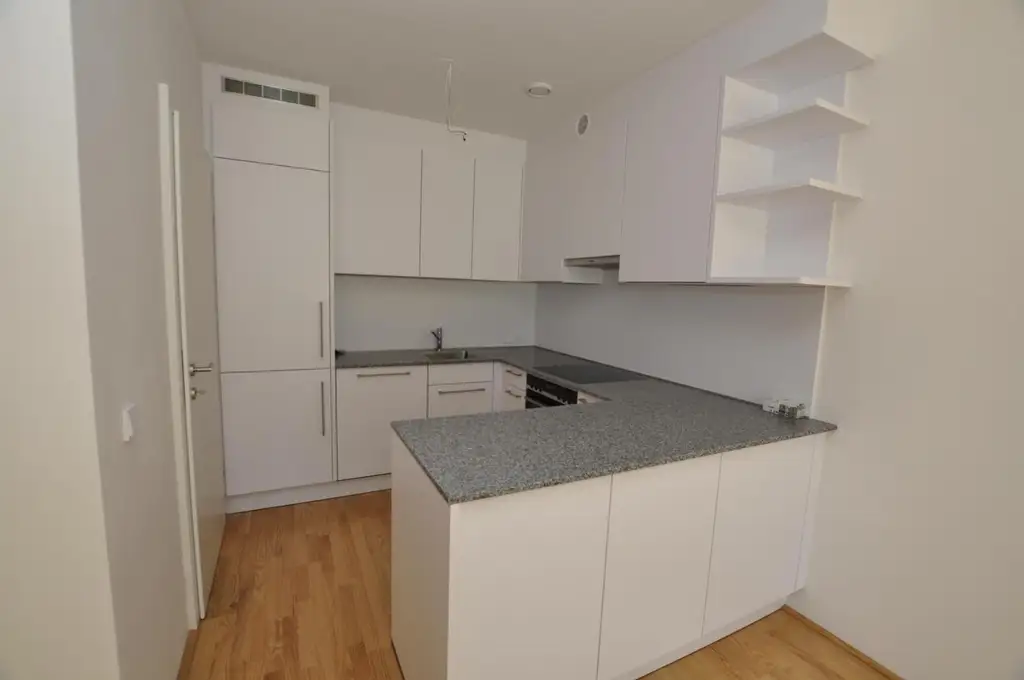 Moderne, sonnige Erdgeschoßwohnung mit Eigengarten und Tiefgarage