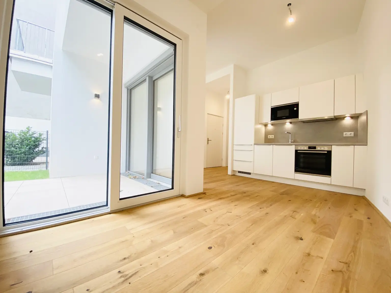Erstbezug nach Sanierung - hofseitige Gartenwohnung mit Terrasse