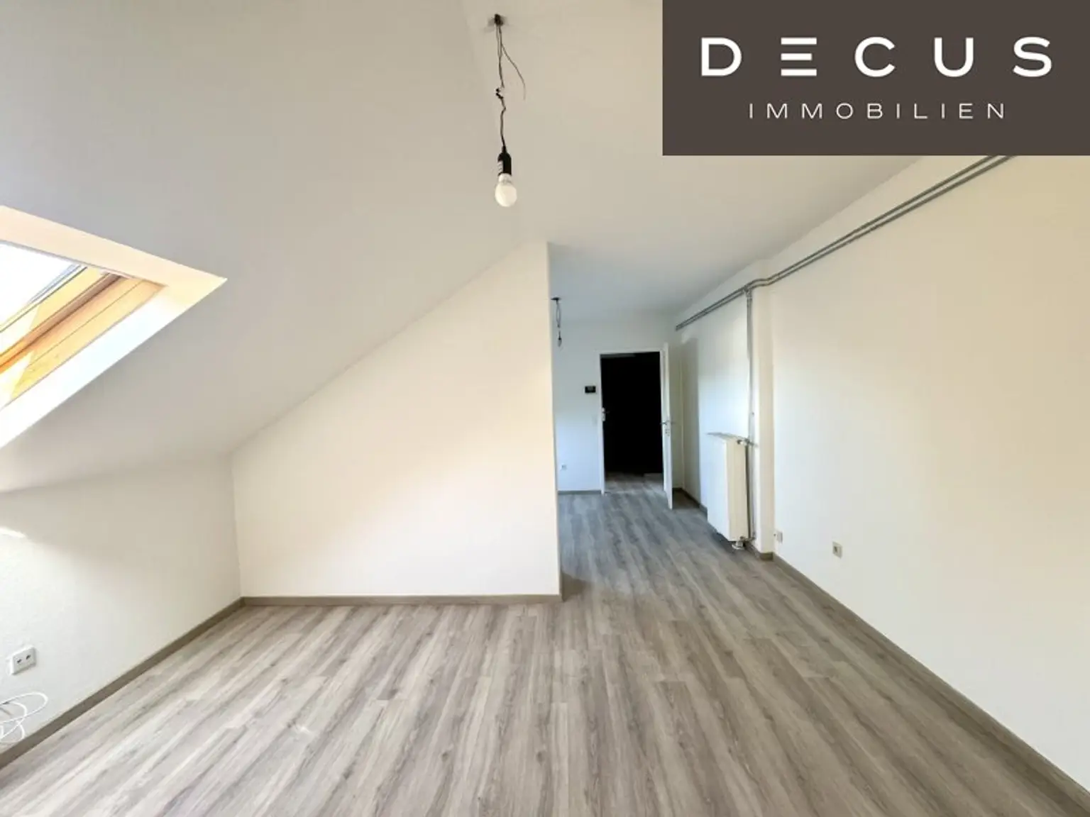 | CHARMANTE DACHGESCHOSSWOHNUNG | HELL & ZENTRAL | 4. OG | IDEAL FÜR SINGLES & STUDENTEN | TOP LAGE  | NÄHE UNI