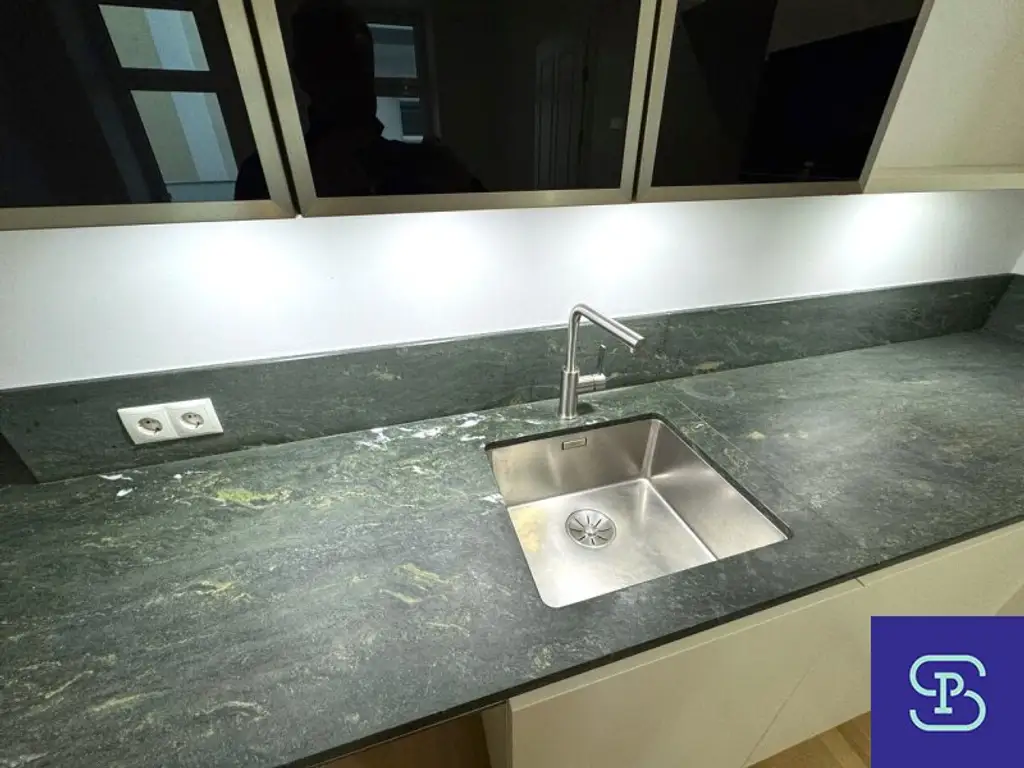 Provisionsfrei: Unbefristeter 98m² Altbau mit 11m² Süd-Loggia und Einbauküche - 1070 Wien!