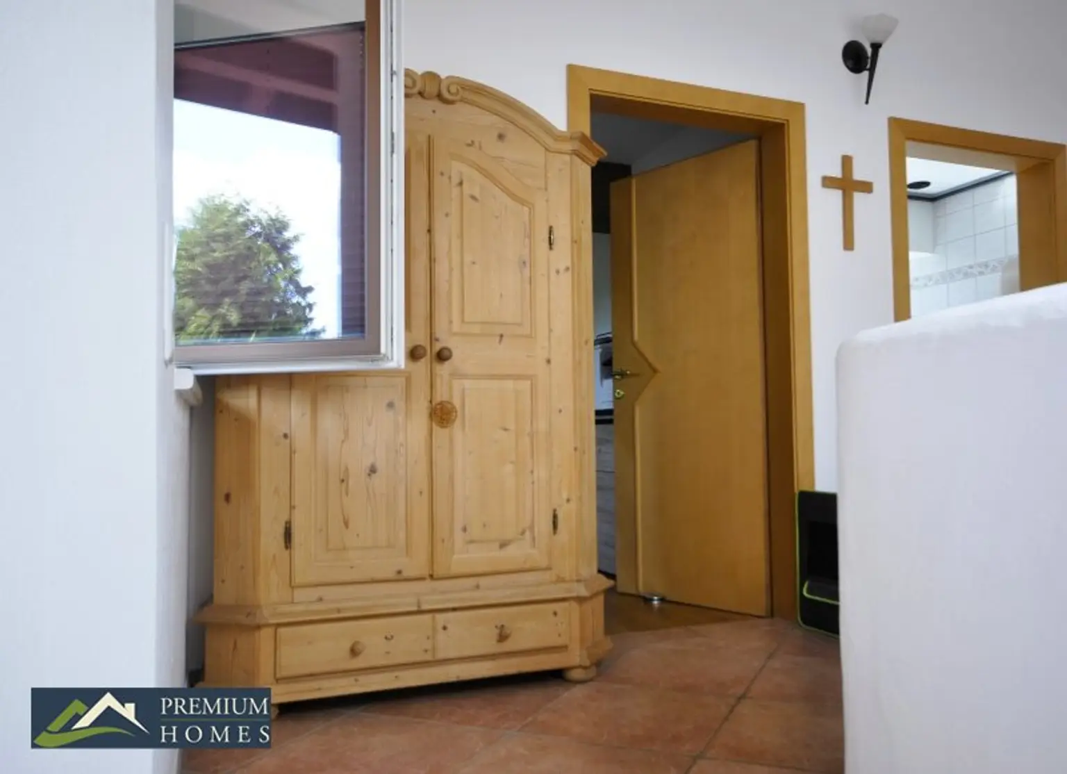 BREITENBACH am Inn - Großzügiges Einfamilienwohnhaus mit Terrasse, Balkon, Keller, Garage, zwei Carports, Garten, Gartenhaus, Geräte- und Holzschuppen