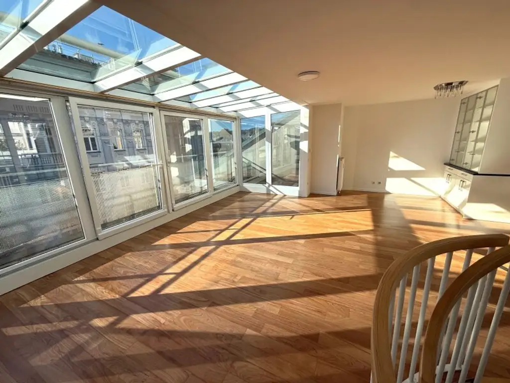 Erfüllen Sie sich ihren DG-Traum - 1 Gartenterrasse mit ca. 100 m² + 5 zusätzliche Terrassen mit gesamt ca. 50 m² + 1 Garagenplatz im Eigentum