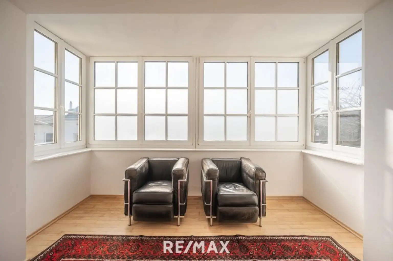 Elegante Villa im Landhausstil mit Riesengarage