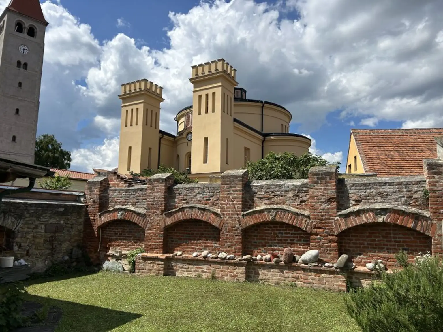 +++ Historisches Mehrfamilienhaus mit Charakter und Potenzial – eines der ältesten Gebäude Kőszegs! +++