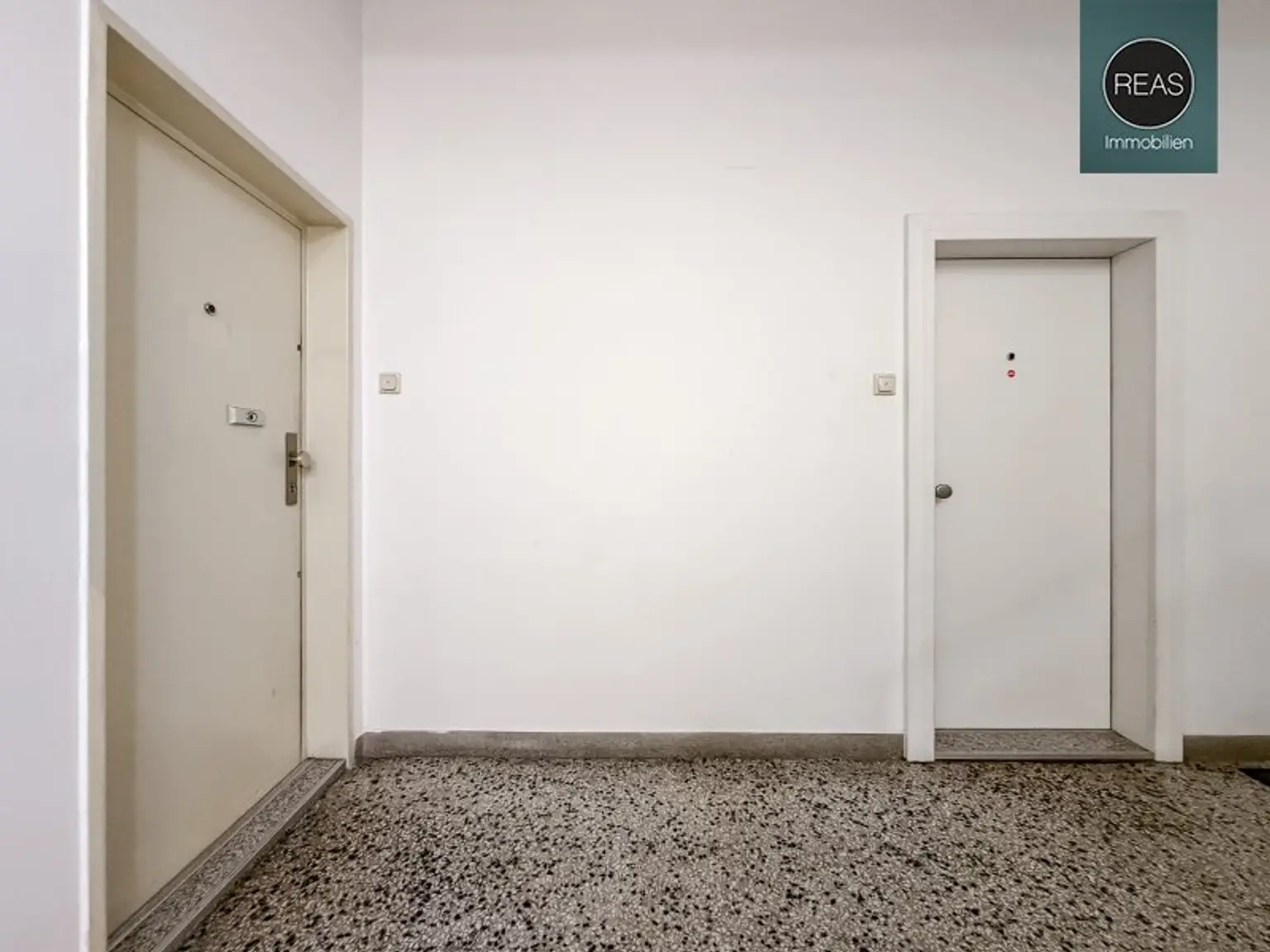 Wohnungspaket in Top-Innenstadtlage! 2 nebeneinander liegende Wohnungen mit 2 Loggien, neuen Fenstern und unverbautem Traumblick!