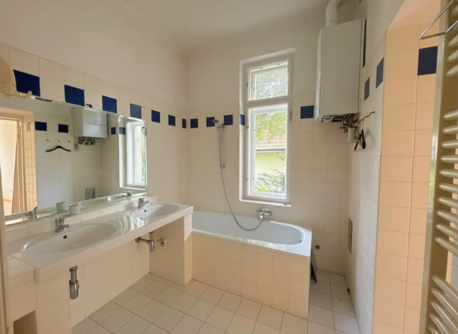 Exklusives Altbaujuwel in Gersthof – Sanierungsbedürftige 3,5-Zimmer-Wohnung mit Balkon in Zinsvilla