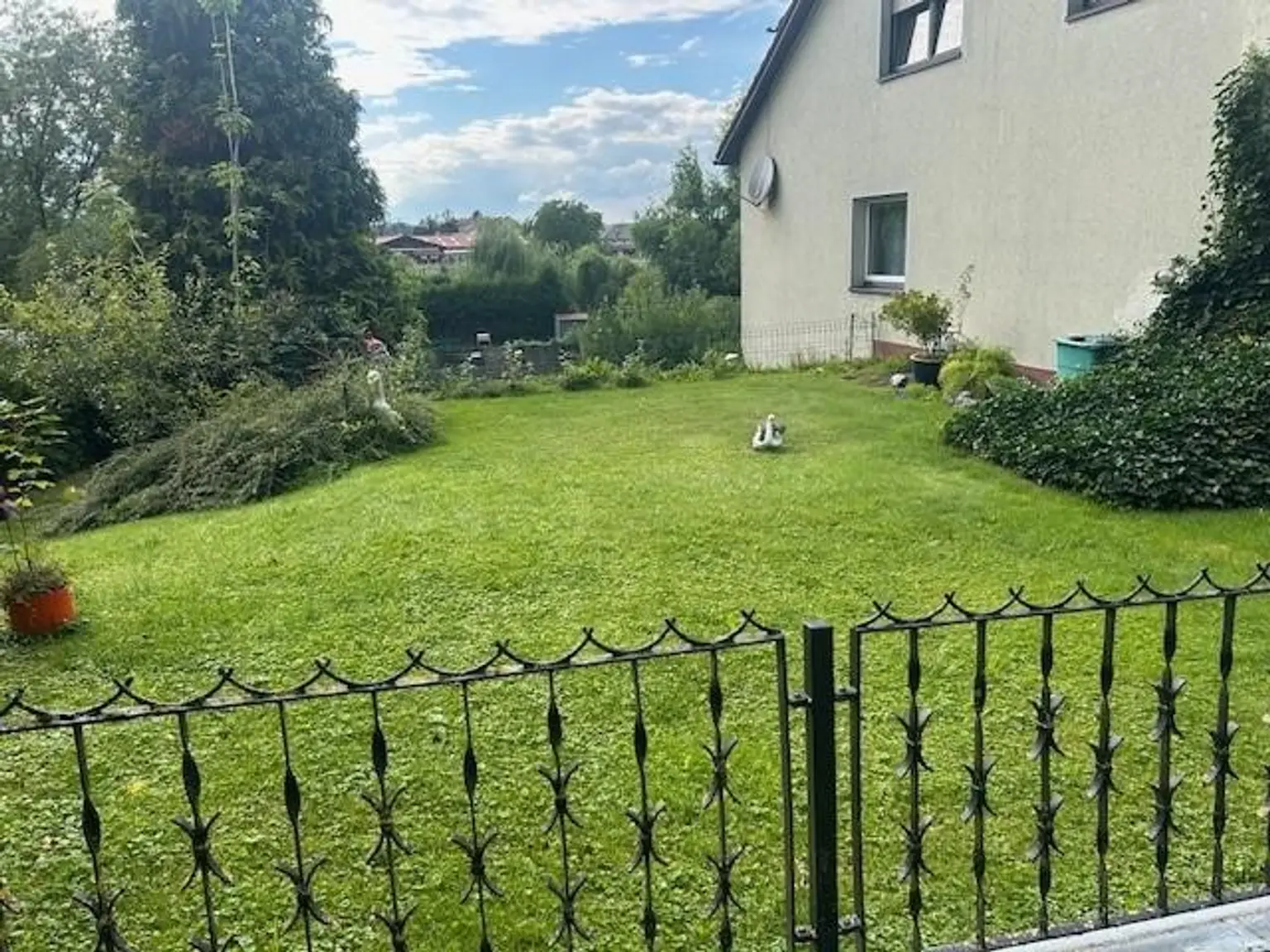 2 bis 3 Familienhaus mit Vollkeller,    mit  4 Garagen, Brunnen und Werkstatt  - sehr viel Wohnraum- 4 Bäder