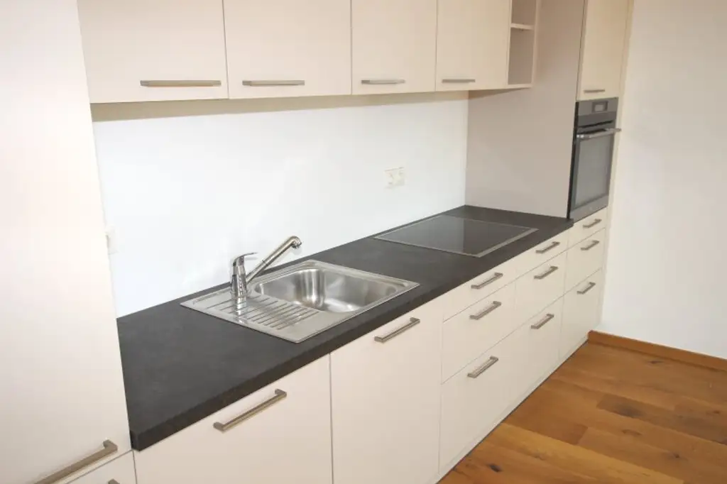 GRÜNRUHELAGE KORNEUBURG, NAHE HAUPTPLATZ: MODERN WOHNEN IM REVITALISIERTEN STILALTBAU!!