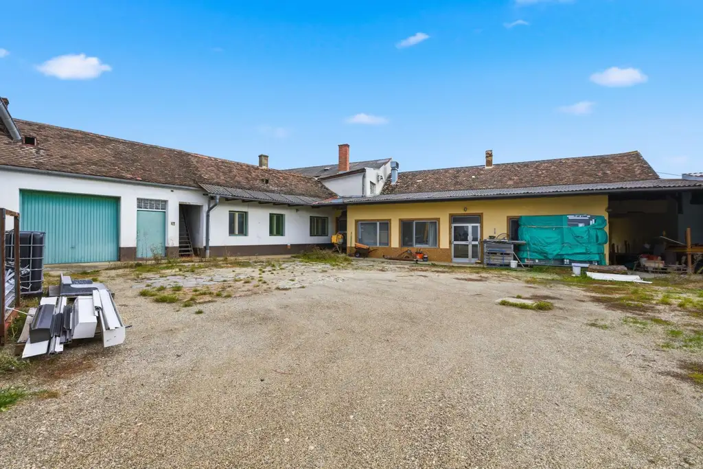 Vielseitige Gewerbe- und Wohnliegenschaft: diverse Hallenflächen, Wohngebäude und ein großzügiges Grundstück!