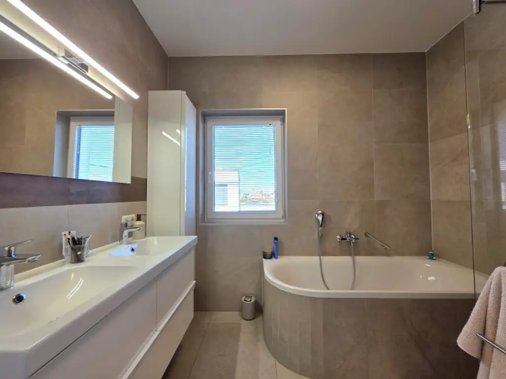 Neuwertige und sonnige Wohnung mit Carport! Vollmöbliert!