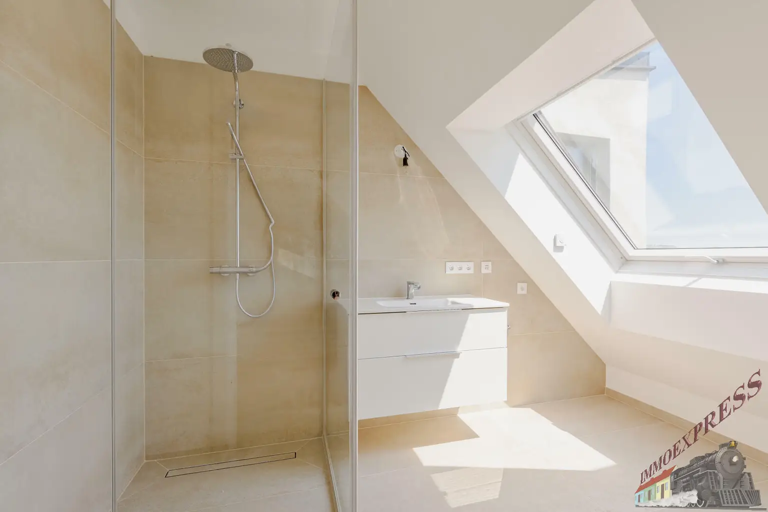 Erstbezug, Sonnendurchflutete 2-Zimmer Wohnung im Dachgeschoss + 33 m² Südwest-Dachterrasse!!