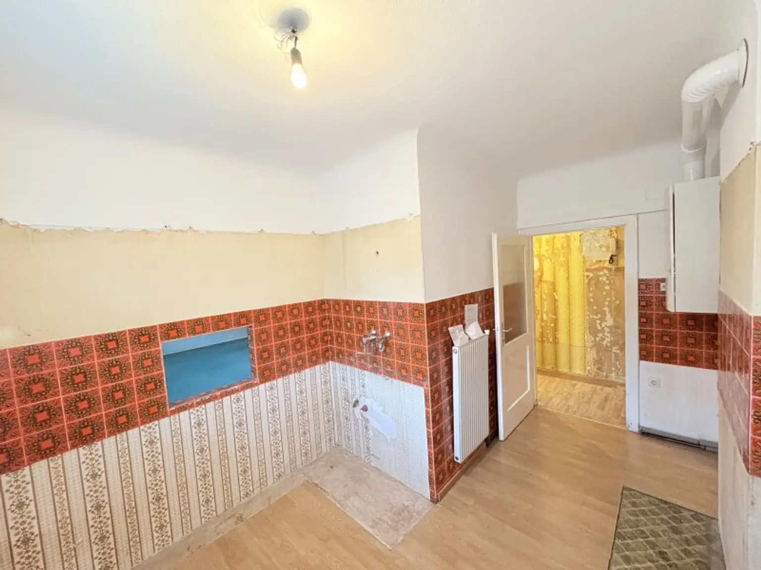 Sanierungsbedürftige 4-Zimmer Wohnung in perfekter Kombination aus Stadt und Land!