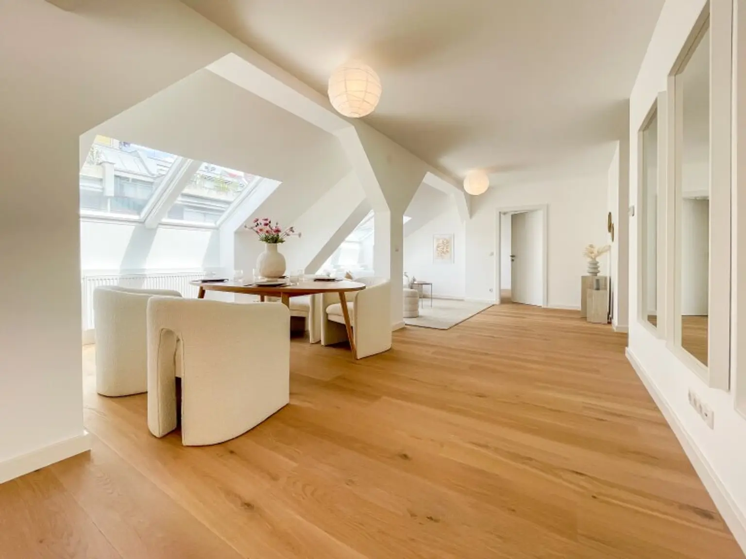 REVITALISIERTES ZINSHAUS: generalsanierte 3-Zimmerwohnung im klimatisiertem DG