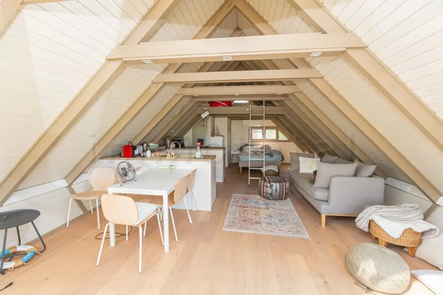 Neu adaptierte Spitzhütte in Toplage am offenen See